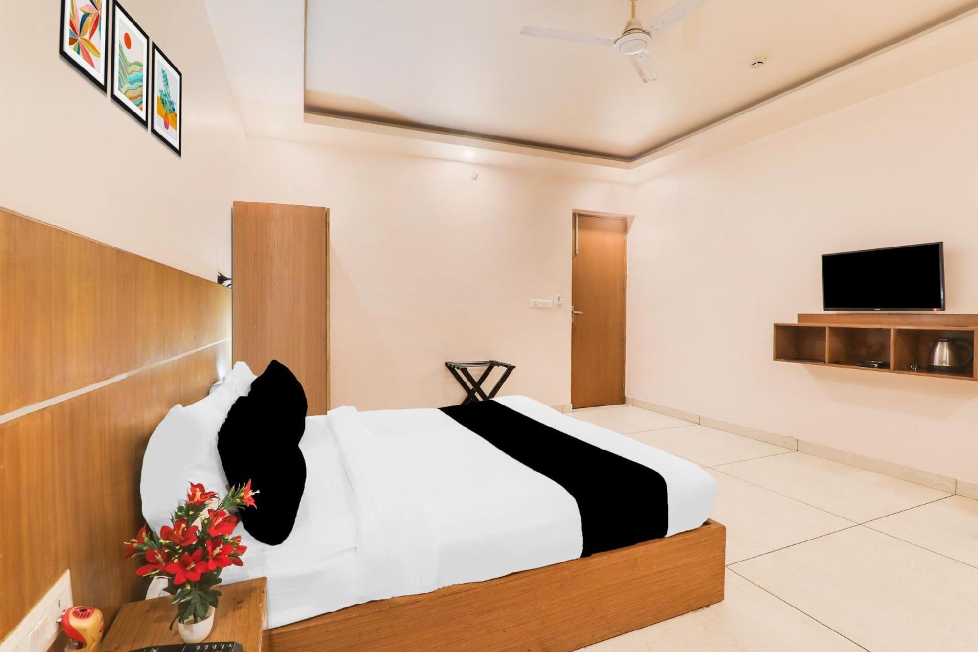 Super Townhouse Viraj Khand Formerly Veridian Inn Chinhat Ngoại thất bức ảnh