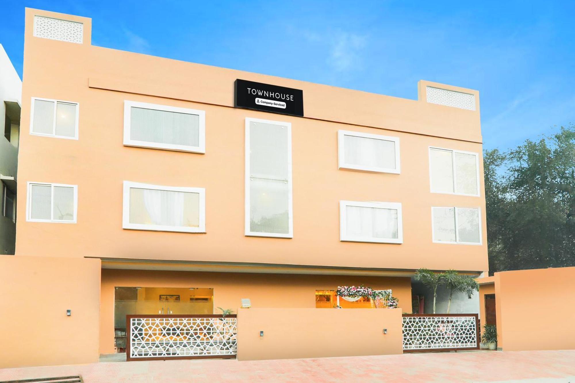 Super Townhouse Viraj Khand Formerly Veridian Inn Chinhat Ngoại thất bức ảnh