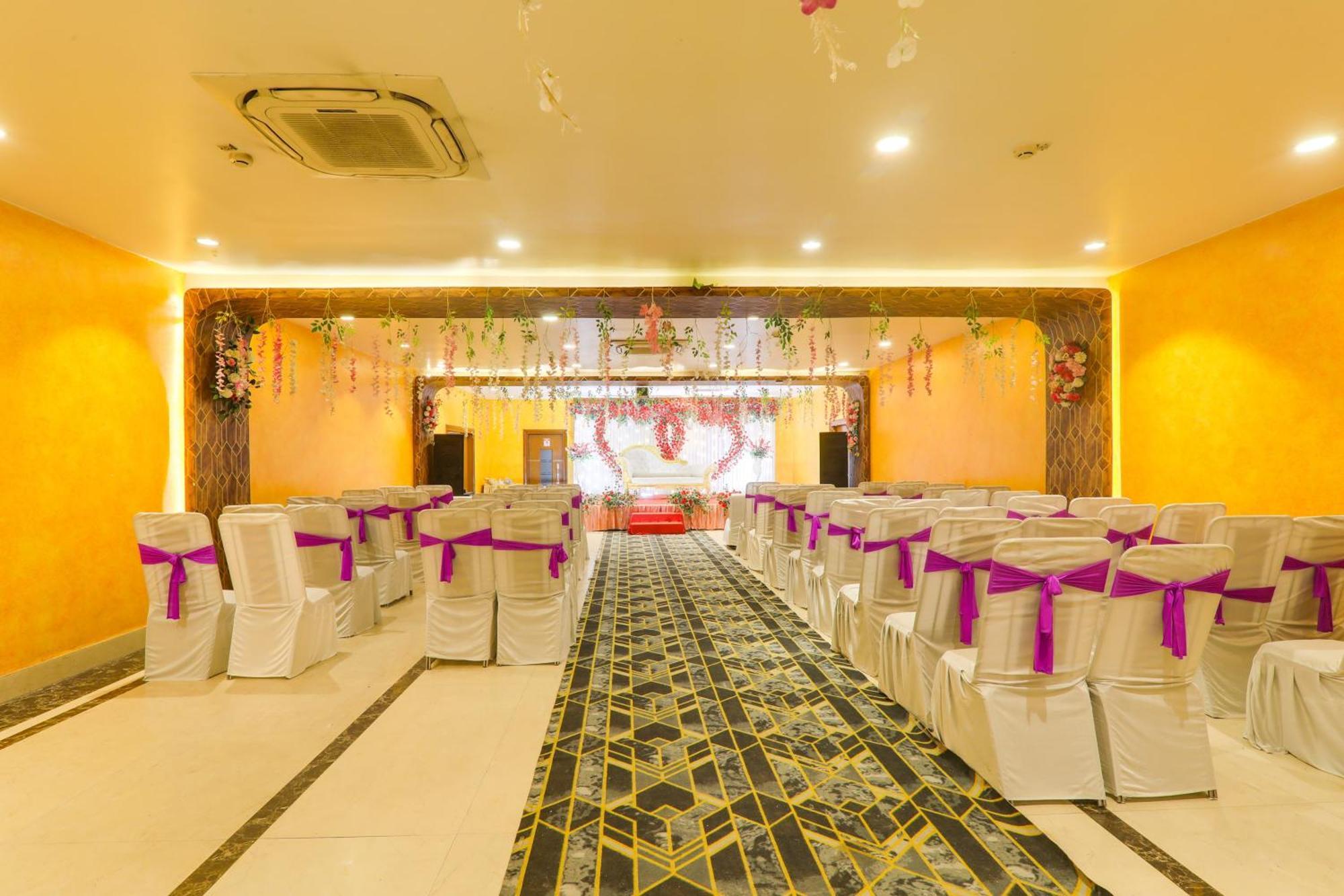 Super Townhouse Viraj Khand Formerly Veridian Inn Chinhat Ngoại thất bức ảnh
