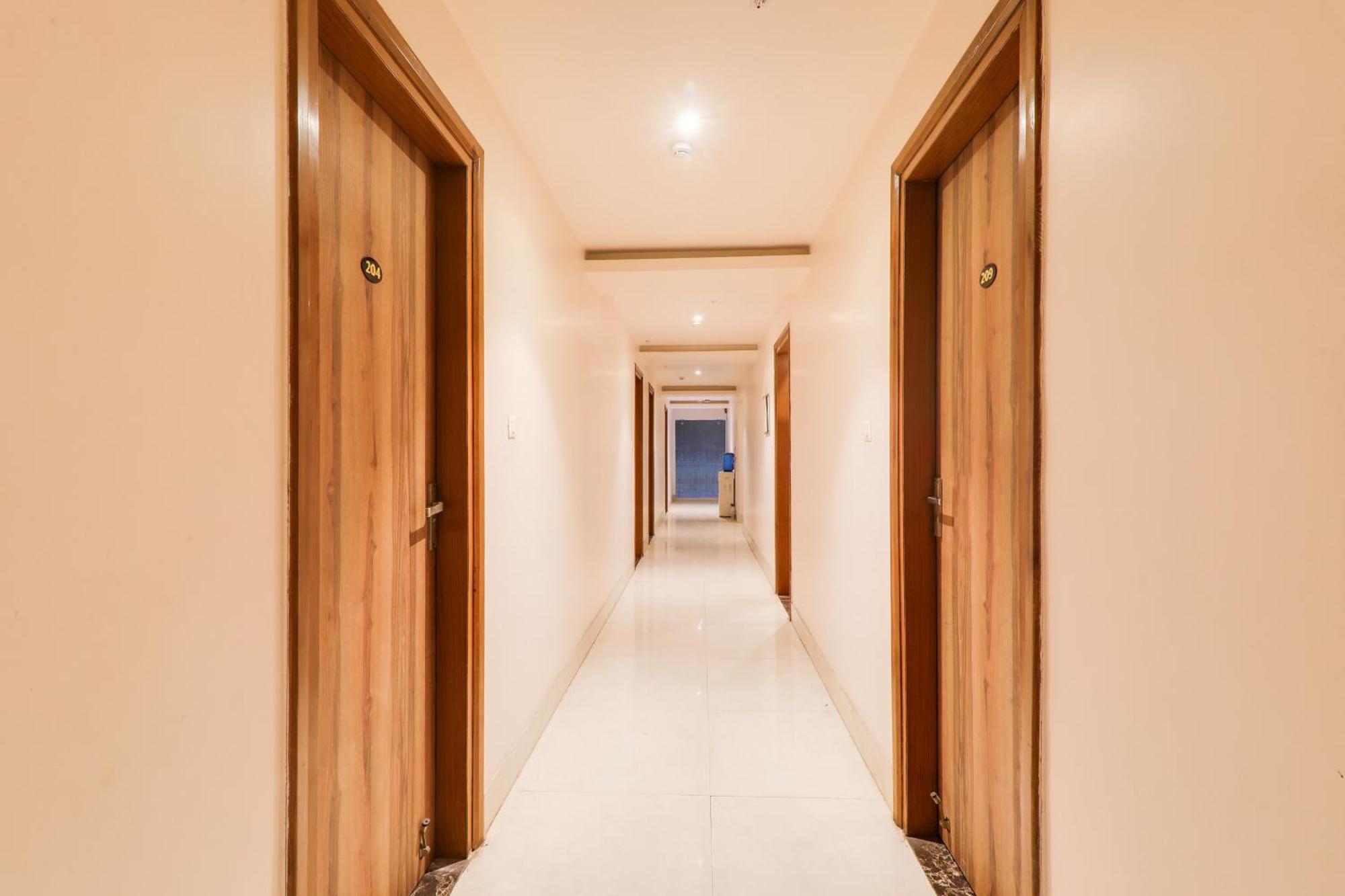 Super Townhouse Viraj Khand Formerly Veridian Inn Chinhat Ngoại thất bức ảnh