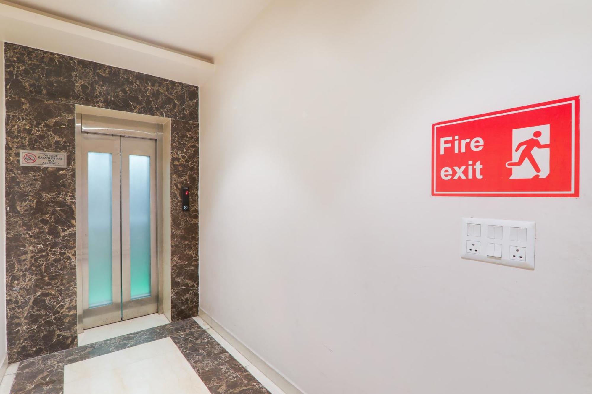 Super Townhouse Viraj Khand Formerly Veridian Inn Chinhat Ngoại thất bức ảnh