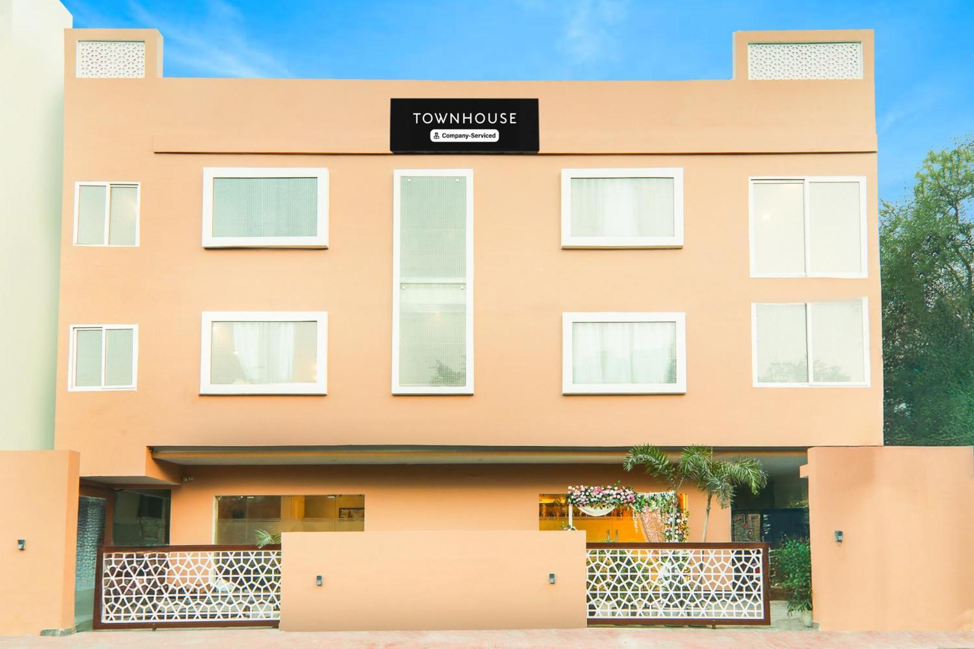 Super Townhouse Viraj Khand Formerly Veridian Inn Chinhat Ngoại thất bức ảnh