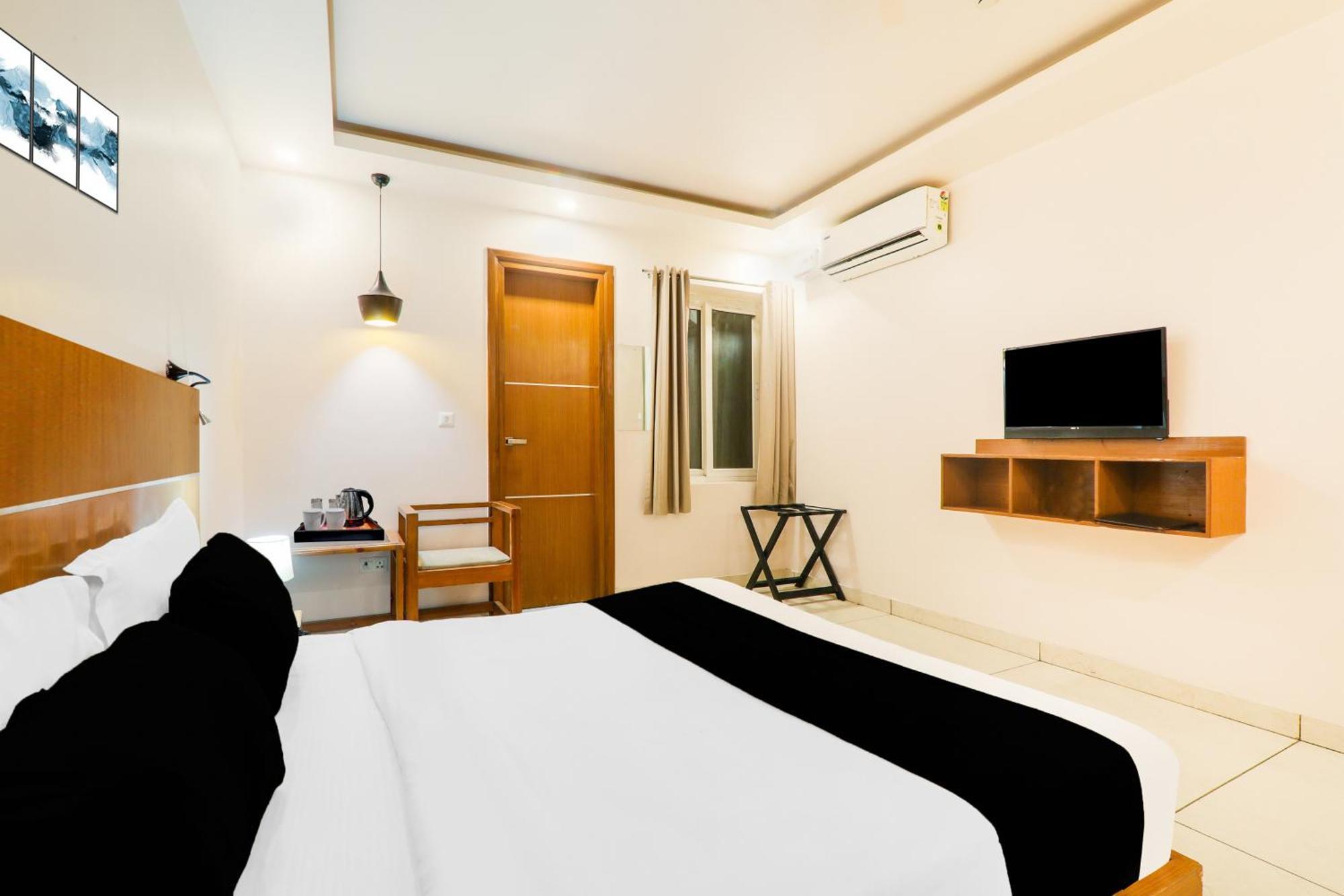 Super Townhouse Viraj Khand Formerly Veridian Inn Chinhat Ngoại thất bức ảnh