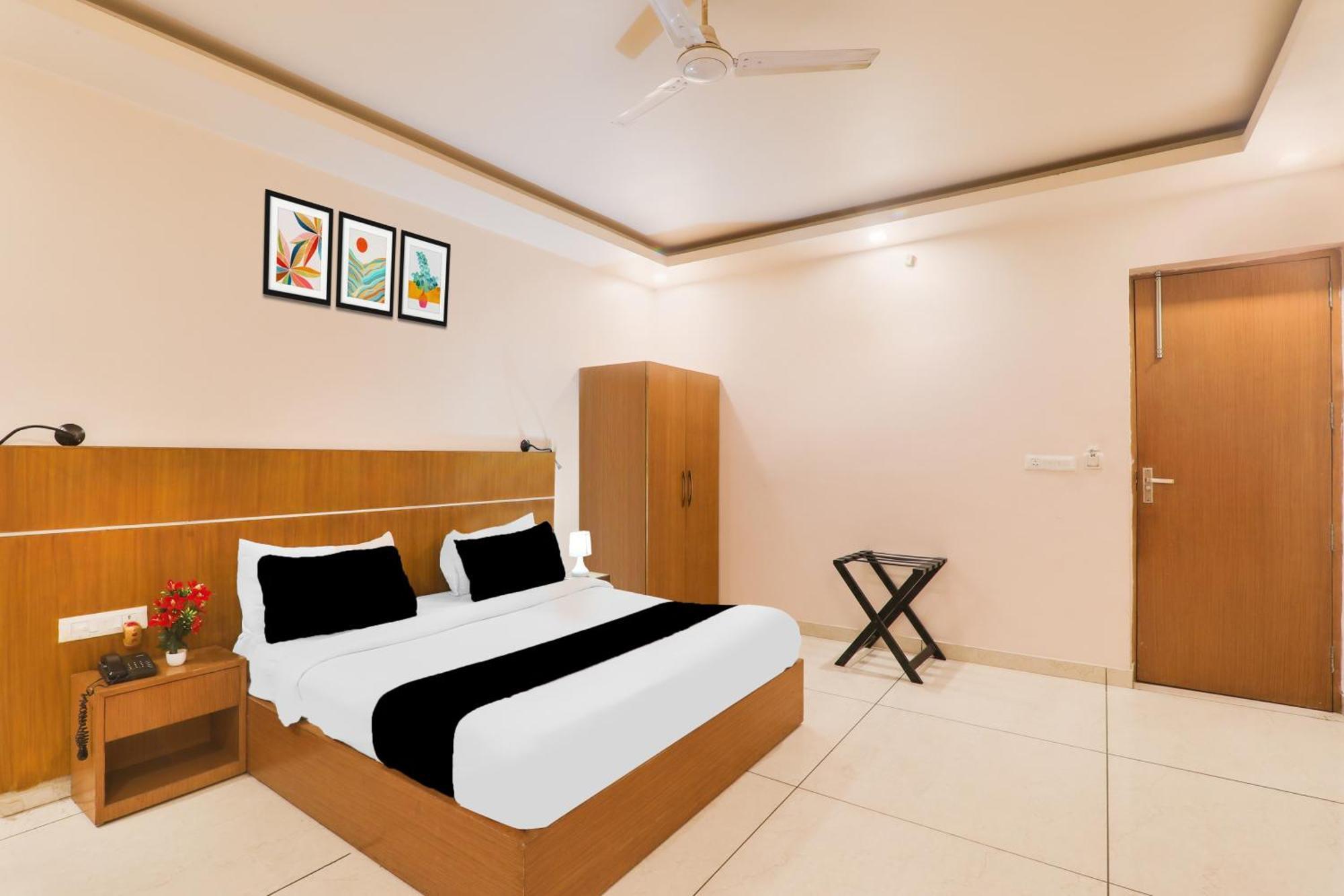 Super Townhouse Viraj Khand Formerly Veridian Inn Chinhat Ngoại thất bức ảnh