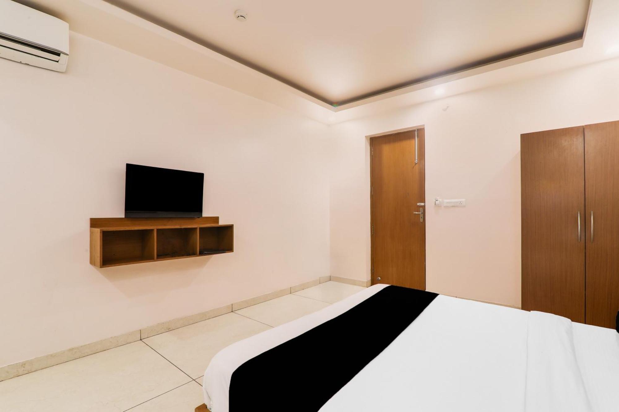 Super Townhouse Viraj Khand Formerly Veridian Inn Chinhat Ngoại thất bức ảnh