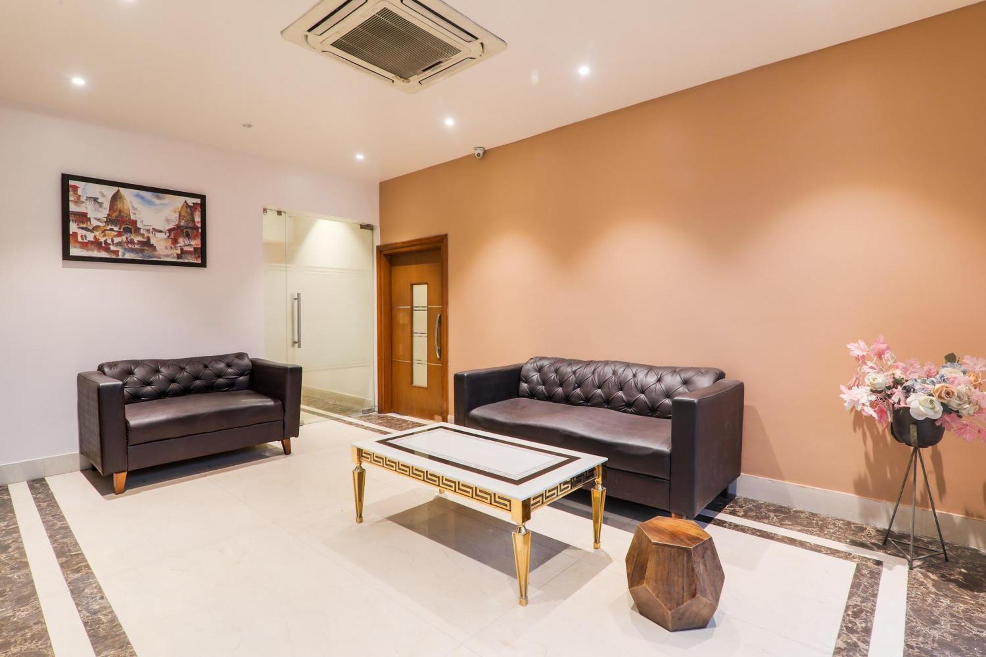 Super Townhouse Viraj Khand Formerly Veridian Inn Chinhat Ngoại thất bức ảnh
