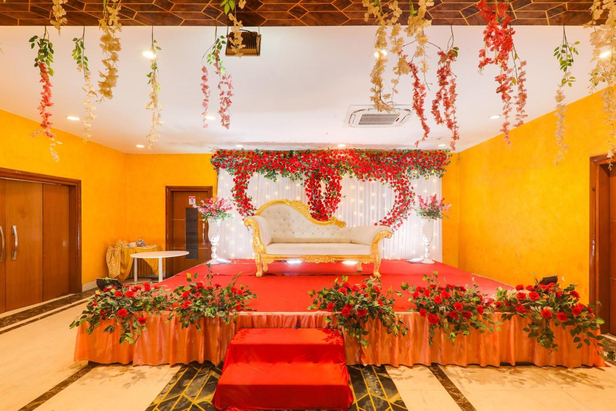 Super Townhouse Viraj Khand Formerly Veridian Inn Chinhat Ngoại thất bức ảnh