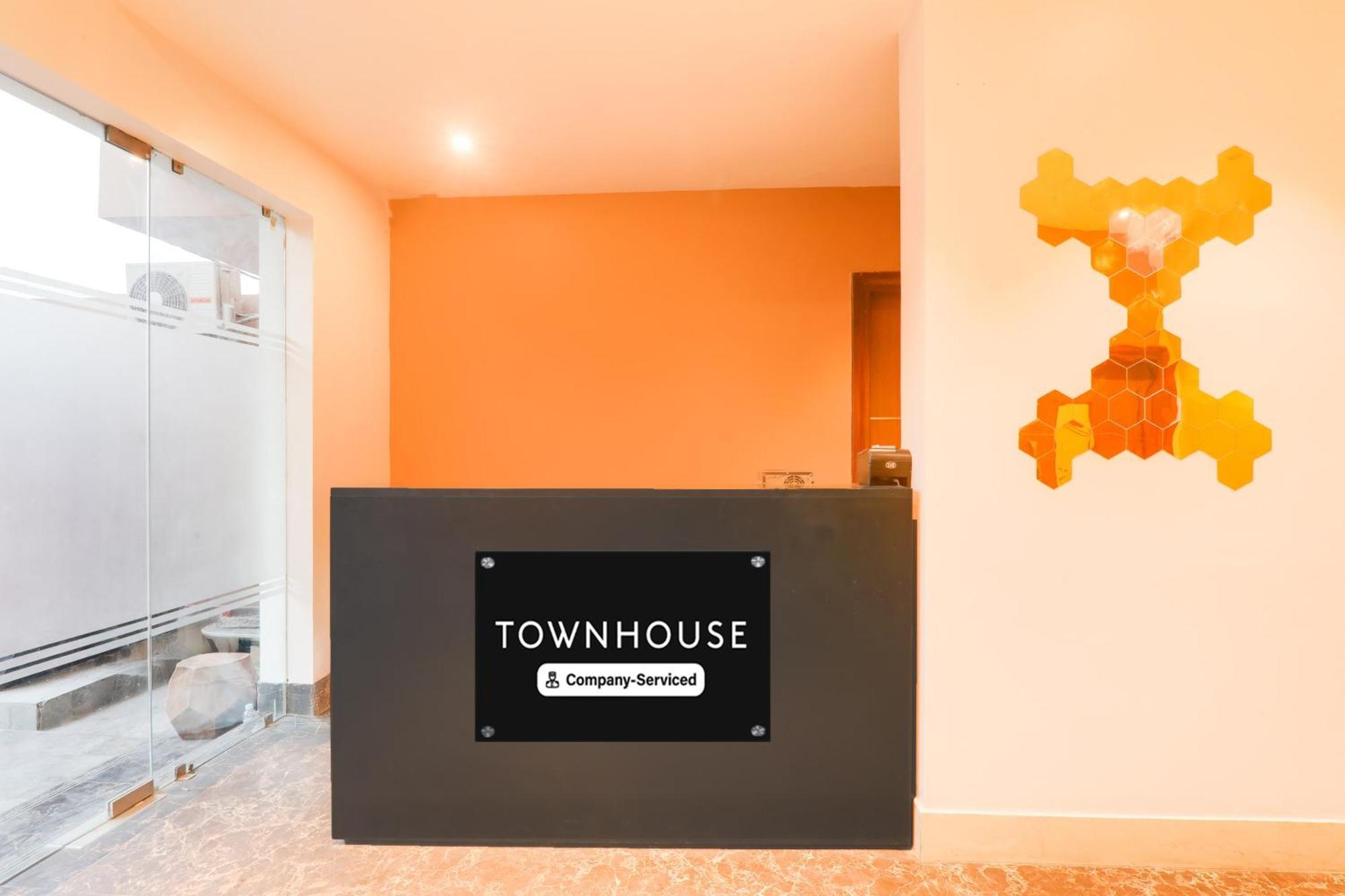 Super Townhouse Viraj Khand Formerly Veridian Inn Chinhat Ngoại thất bức ảnh