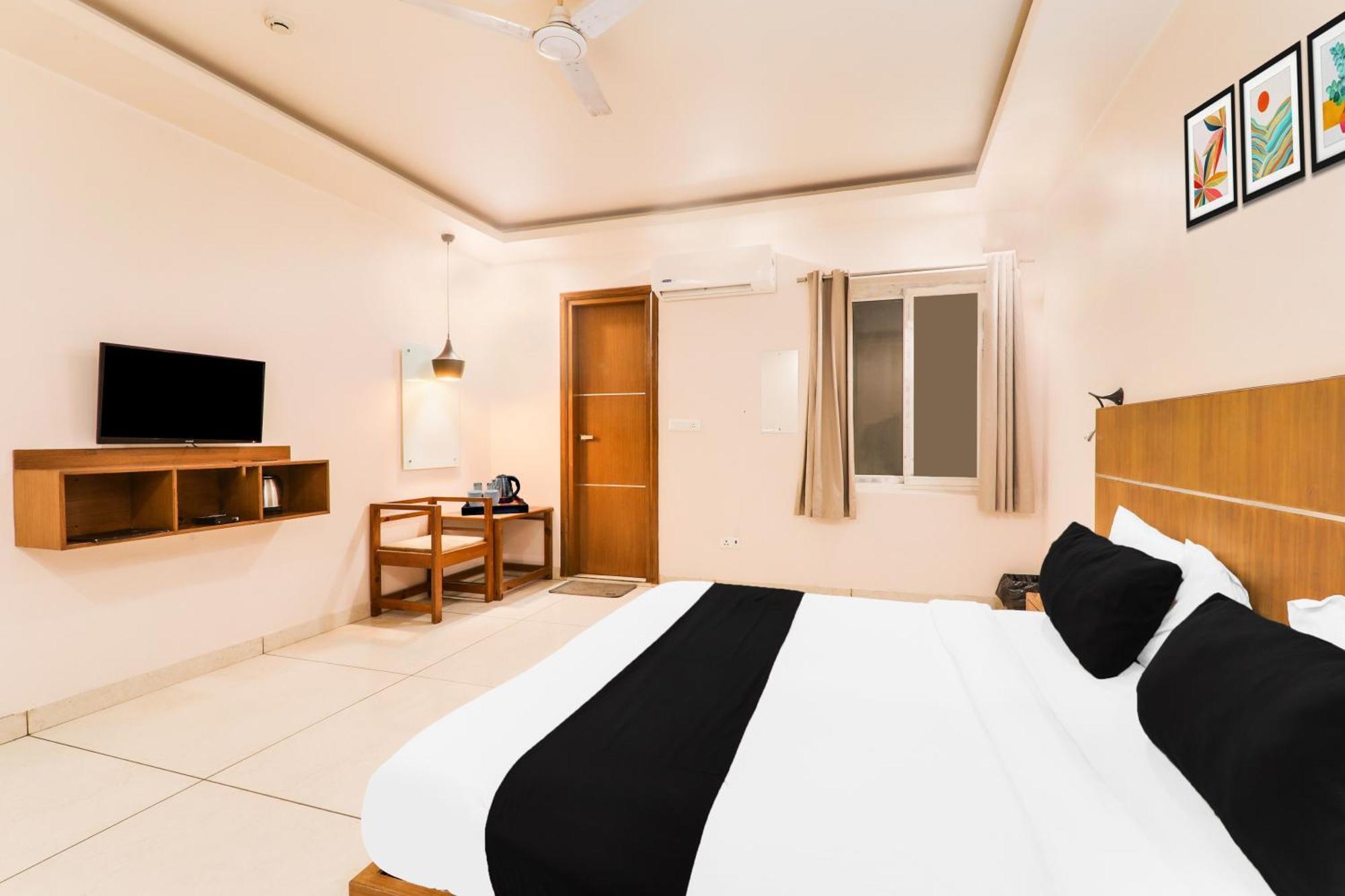 Super Townhouse Viraj Khand Formerly Veridian Inn Chinhat Ngoại thất bức ảnh