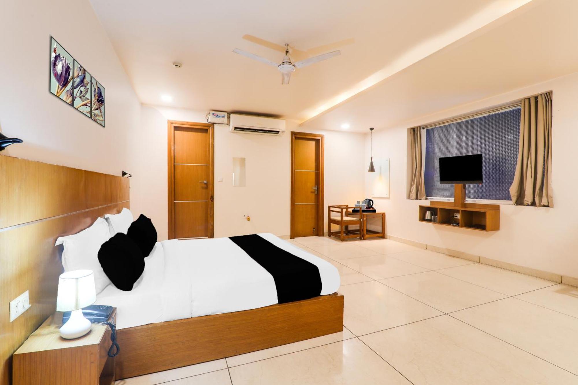 Super Townhouse Viraj Khand Formerly Veridian Inn Chinhat Ngoại thất bức ảnh